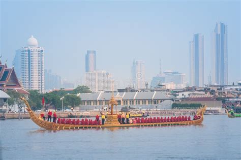  Queen Sirikit and the Seven-Headed Serpent: A Tale Exploring Thai Folklore!